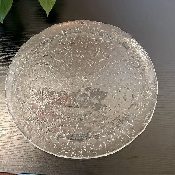 Set of Two Glass Charger Plates/Serving Plates - Snowflake Pattern - Picture 1 of 5